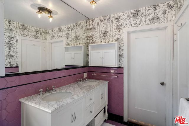 504 24Th Street, Santa Monica CA: https://media.crmls.org/mediaz/e9bdfb07-2728-4b93-92bd-ee7b3a45011c.jpg
