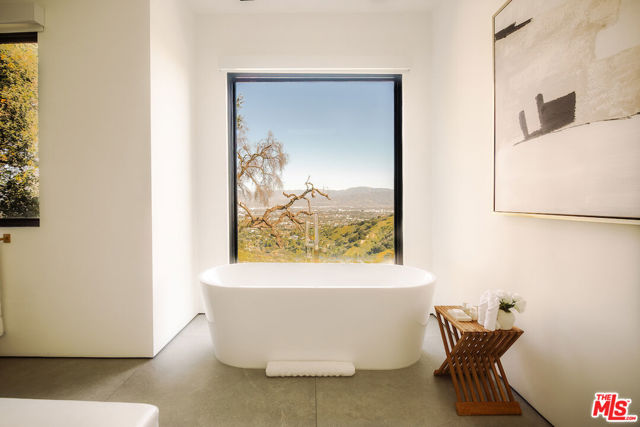 13331 Mulholland Drive, Beverly Hills CA: https://media.crmls.org/mediaz/e9be87e1-fc1d-4559-b11e-950bbf1a1630.jpg