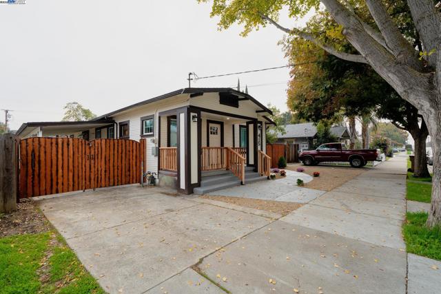 415 W 9Th St, Antioch CA: https://media.crmls.org/mediaz/e9beeea1-64ef-4298-9dca-092013ed40c5.jpg