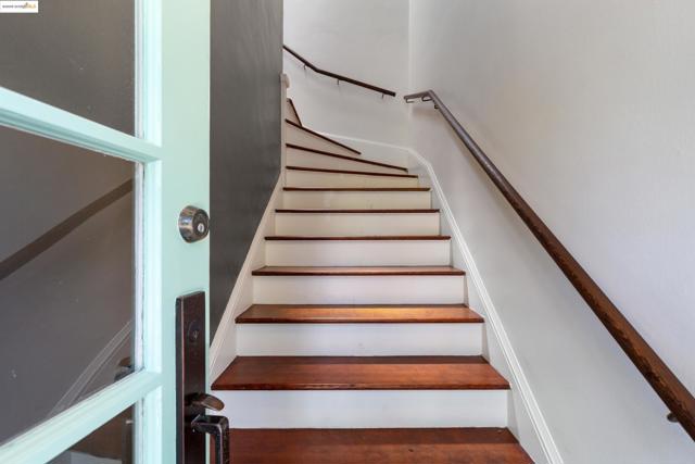 1539 E 38Th St, Oakland CA: https://media.crmls.org/mediaz/e9bf7506-c89c-429e-a82e-fd65751d3942.jpg