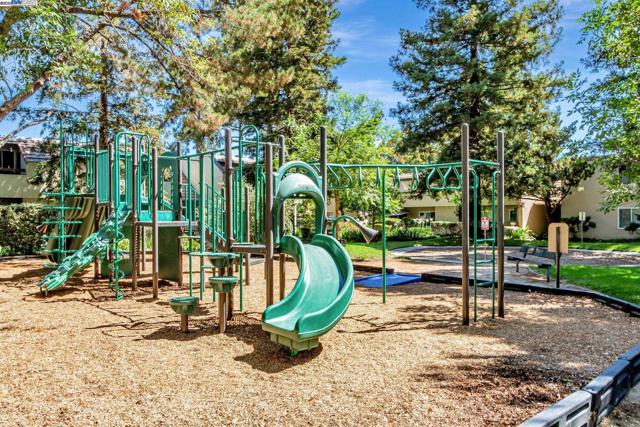 291 Tradewinds Dr, San Jose CA: https://media.crmls.org/mediaz/e9bff07d-6f74-49d1-b32f-75f4003cbb40.jpg