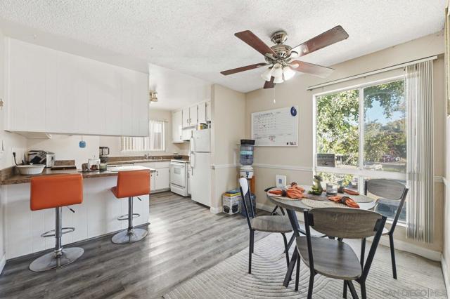 2566 White Oak Pl, Escondido CA: https://media.crmls.org/mediaz/e9bff327-9a51-417f-b378-15fd769ce918.jpg