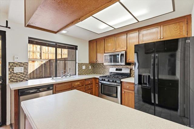 Detail Gallery Image 2 of 26 For 1651 S Juniper St #137,  Escondido,  CA 92025 - 3 Beds | 2/1 Baths