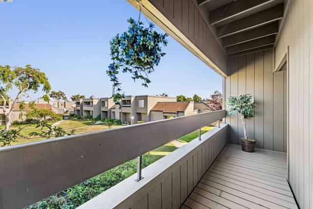 1026 Trellis Ln, Alameda CA: https://media.crmls.org/mediaz/e9c26ec5-5428-40ce-997e-986d3a63dc7d.jpg