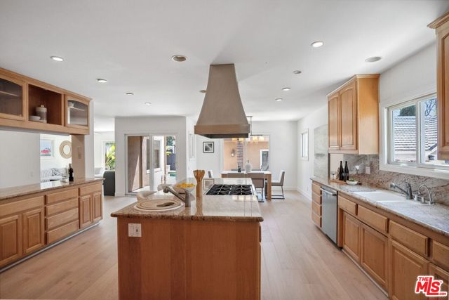 314 22nd Street, Santa Monica CA: https://media.crmls.org/mediaz/e9c277eb-d801-4a77-982f-28c1b5b3cb77.jpg