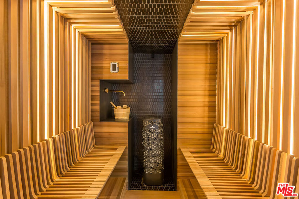 https://media.crmls.org/mediaz/e9c2a60c-5b33-47c5-a0e4-d6fe140a46ac.jpg?preset=X-Large