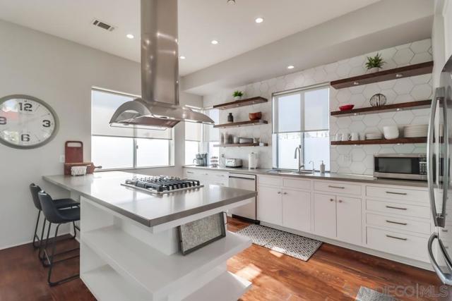 1016 1st St, Coronado CA: https://media.crmls.org/mediaz/e9c3149e-88c8-408e-95fc-d15adf42d27a.jpg