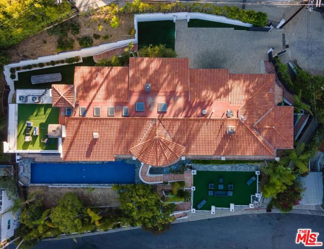 4733 Bonvue Avenue, Los Angeles CA: https://media.crmls.org/mediaz/e9c57aa9-b453-482a-9864-525bcf24aa1f.jpg