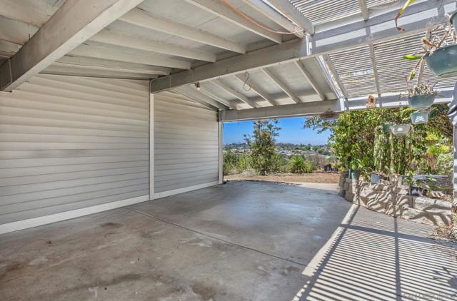 252 Santa Clara Dr, Vista CA: https://media.crmls.org/mediaz/e9c624c9-2cd0-4627-8f21-51c56f6e7df6.jpg