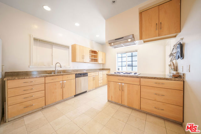 320 Westminster Avenue, Los Angeles CA: https://media.crmls.org/mediaz/e9c63bf9-f193-40f6-989a-fa0c05ece6f1.jpg