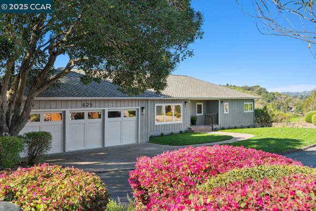 625 Sky Hy Cir, Lafayette CA: https://media.crmls.org/mediaz/e9c64072-ceda-4c7f-bd00-9669d3dc2adb.jpg
