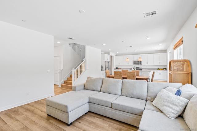 35111 Cooper Pl, Fallbrook CA: https://media.crmls.org/mediaz/e9c71f78-8421-4b9d-9d8f-73f6b3111eba.jpg