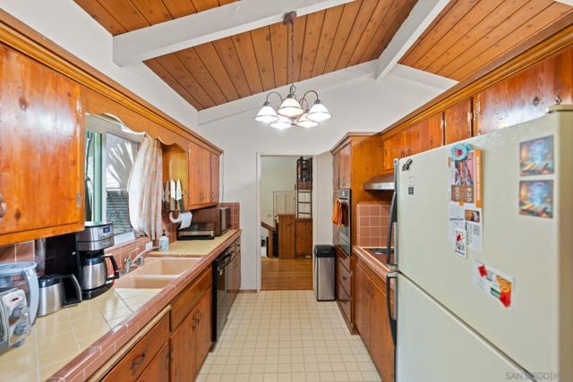 1515 San Dieguito Dr, Del Mar CA: https://media.crmls.org/mediaz/e9c8309e-77ae-44e2-9110-275dbaea8c46.jpg