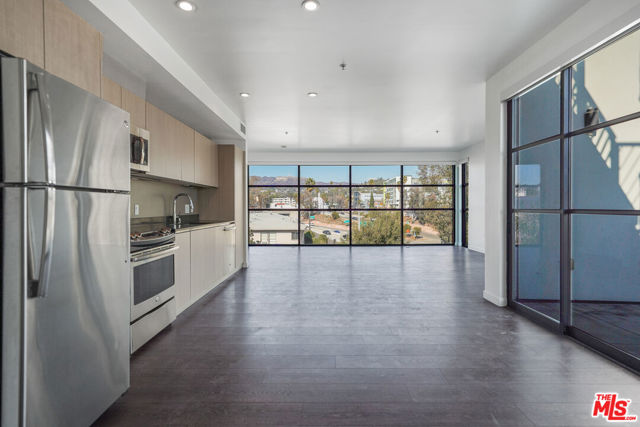 5800 Harold Way, Los Angeles CA: https://media.crmls.org/mediaz/e9c8ee97-1128-47bc-8b73-1d8961ec145b.jpg