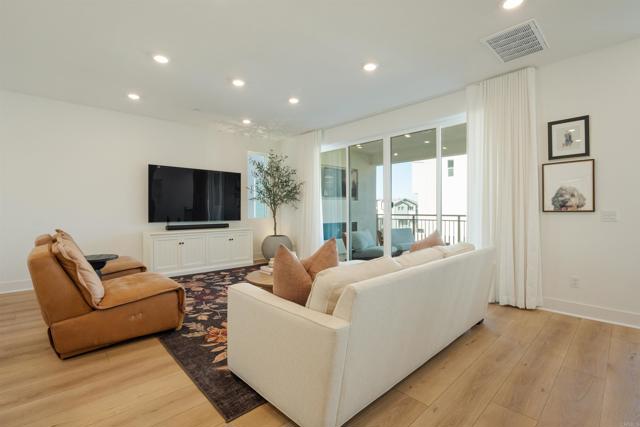 15751 Wainwright Way, San Diego CA: https://media.crmls.org/mediaz/e9ca706b-dcea-4547-add6-52aa132c247d.jpg