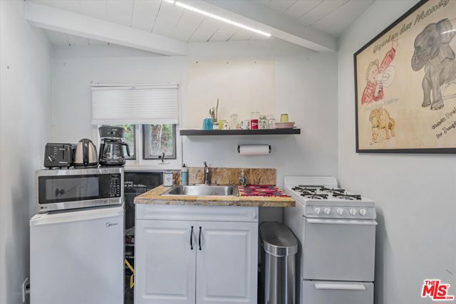 2316 Laurelmont Place, Los Angeles CA: https://media.crmls.org/mediaz/e9cabb2f-4064-46ae-af5d-1d0641950313.jpg