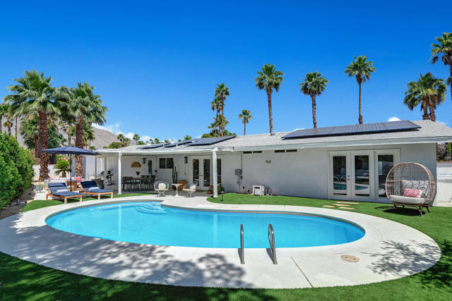 1373 E Madero Circle, Palm Springs CA: https://media.crmls.org/mediaz/e9cad5f5-e9b4-40c7-afb2-a20b7ac08c02.jpg