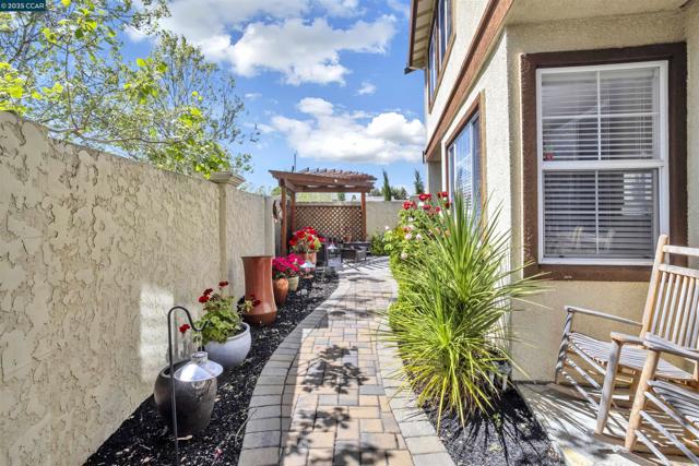 1186 Waverly Cir, Hercules CA: https://media.crmls.org/mediaz/e9cc968c-ba03-46f4-b27f-b123a9b1db42.jpg