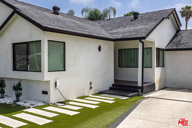 6610 Farralone Avenue, Woodland Hills CA: https://media.crmls.org/mediaz/e9ccf27a-bc68-4622-8695-119aee9bd8e7.jpg