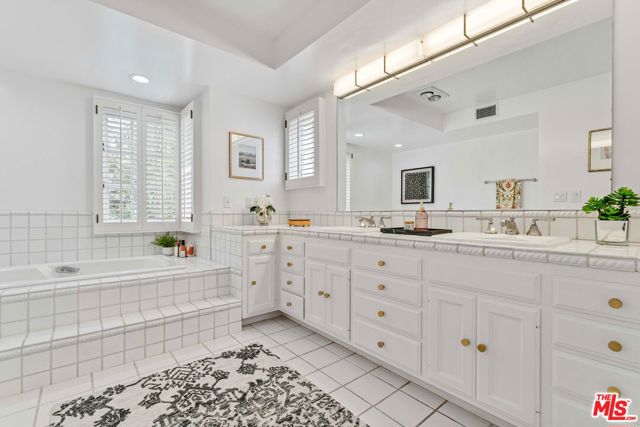 217 17th Street, Santa Monica CA: https://media.crmls.org/mediaz/e9cd73de-1fba-4907-9de6-6288d1b81737.jpg
