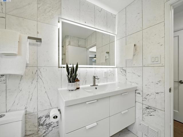 160 Moraga Way, Orinda CA: https://media.crmls.org/mediaz/e9ce9ec2-5517-4942-a366-87e4027507c2.jpg