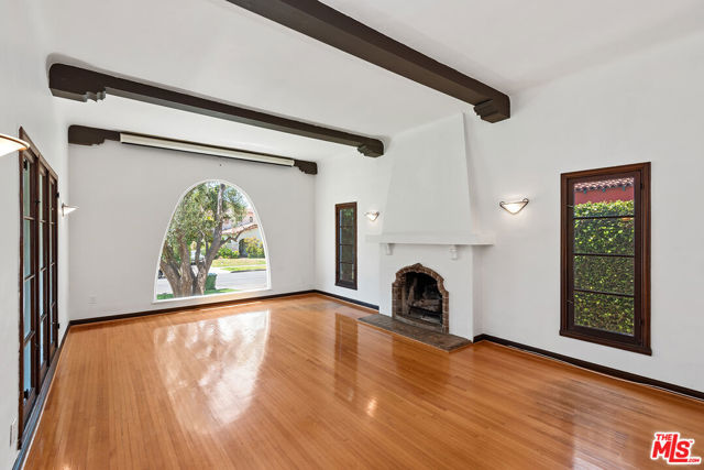 10733 Wellworth Avenue, Los Angeles CA: https://media.crmls.org/mediaz/e9cf4679-2e11-46ce-8045-20b6636cfbfe.jpg