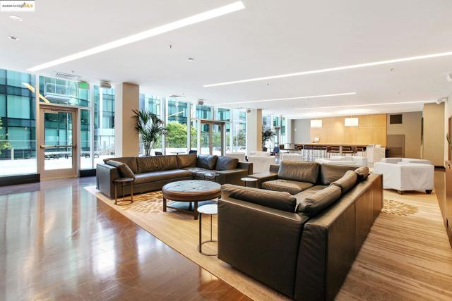 333 MAIN, San Francisco CA: https://media.crmls.org/mediaz/e9cfd510-4547-4afa-aef9-4aae9f8d8ca8.jpg
