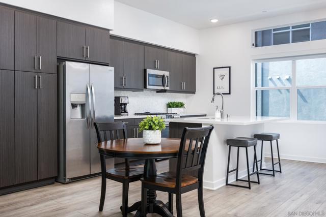 10402 Harlow Cir, San Diego CA: https://media.crmls.org/mediaz/e9d00e52-3df7-44ad-a078-229d80d4c9a4.jpg