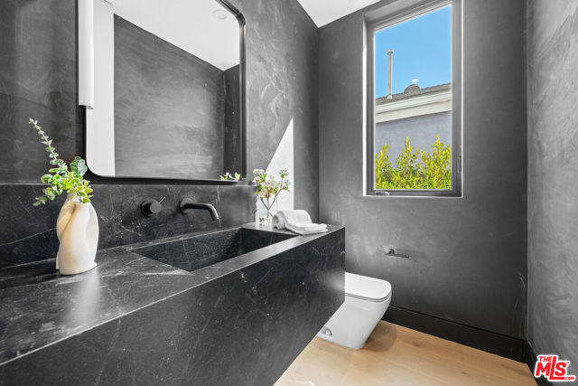 4818 Norwich Avenue, Sherman Oaks CA: https://media.crmls.org/mediaz/e9d03197-824f-451a-bb27-8bf88bb57f65.jpg
