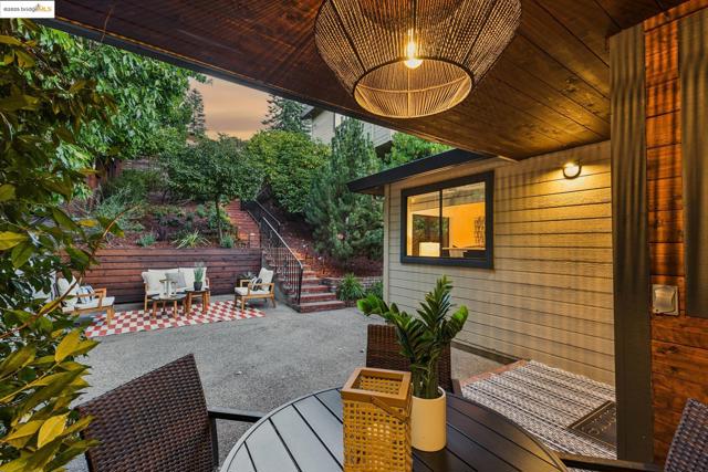 17032 Broadway Ter, Oakland CA: https://media.crmls.org/mediaz/e9d05a19-d819-47d2-b4cd-3d746632289b.jpg