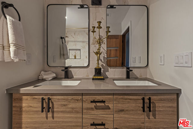 4430 Natoma Avenue, Woodland Hills CA: https://media.crmls.org/mediaz/e9d10a8f-7f36-4709-bb3f-050b1e33873d.jpg