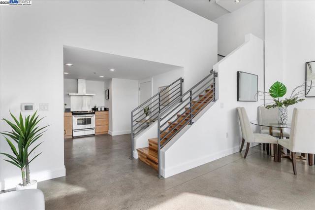 226 2nd St, Oakland CA: https://media.crmls.org/mediaz/e9d2692f-9c6f-4cb2-9c09-cd896190aade.jpg