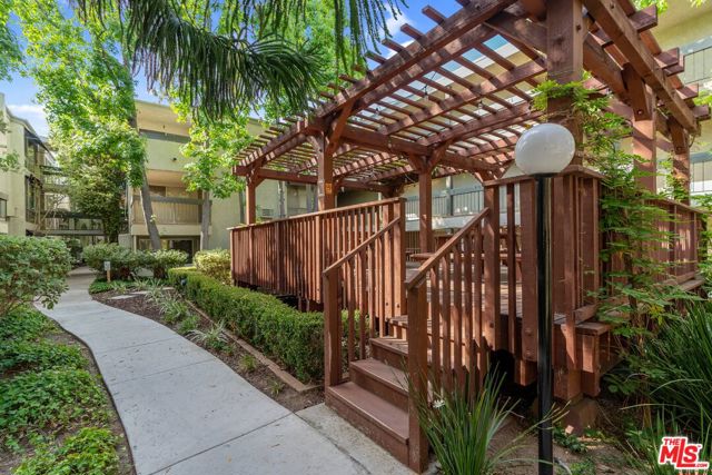 4900 Overland Avenue, Culver City CA: https://media.crmls.org/mediaz/e9d291eb-8096-40b2-ab36-fb0c00c30690.jpg