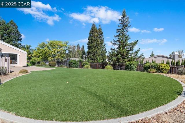2323 Grosvenor Heights Ct, Livermore CA: https://media.crmls.org/mediaz/e9d2b7ff-8214-489d-9c6b-d06bad5b9d2f.jpg