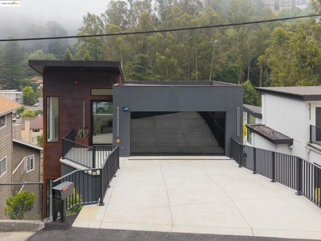 7270 Woodrow Dr, Oakland CA: https://media.crmls.org/mediaz/e9d2cd9c-17eb-4882-82ff-9a695afae422.jpg