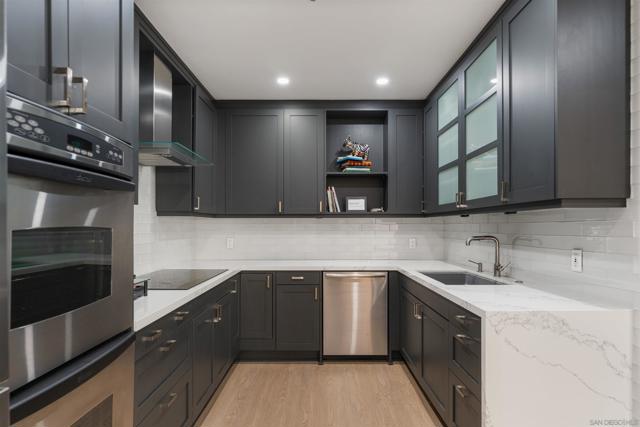 700 Front St, San Diego CA: https://media.crmls.org/mediaz/e9d30d62-20cb-4062-a832-a489a58333b9.jpg
