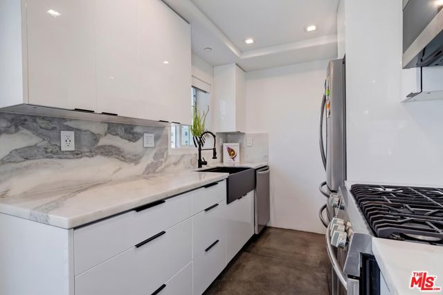 1521 S HAYWORTH Avenue, Los Angeles CA: https://media.crmls.org/mediaz/e9d35641-2455-480b-b413-4198cdbc6897.jpg