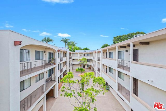 12801 Moorpark Street, Studio City CA: https://media.crmls.org/mediaz/e9d37833-f86d-440e-b3c1-e491aa7d8905.jpg