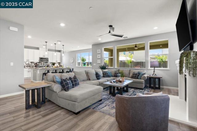 405 Avanti Way, Oakley CA: https://media.crmls.org/mediaz/e9d48577-1a7c-4719-8c24-0d6230a64b01.jpg