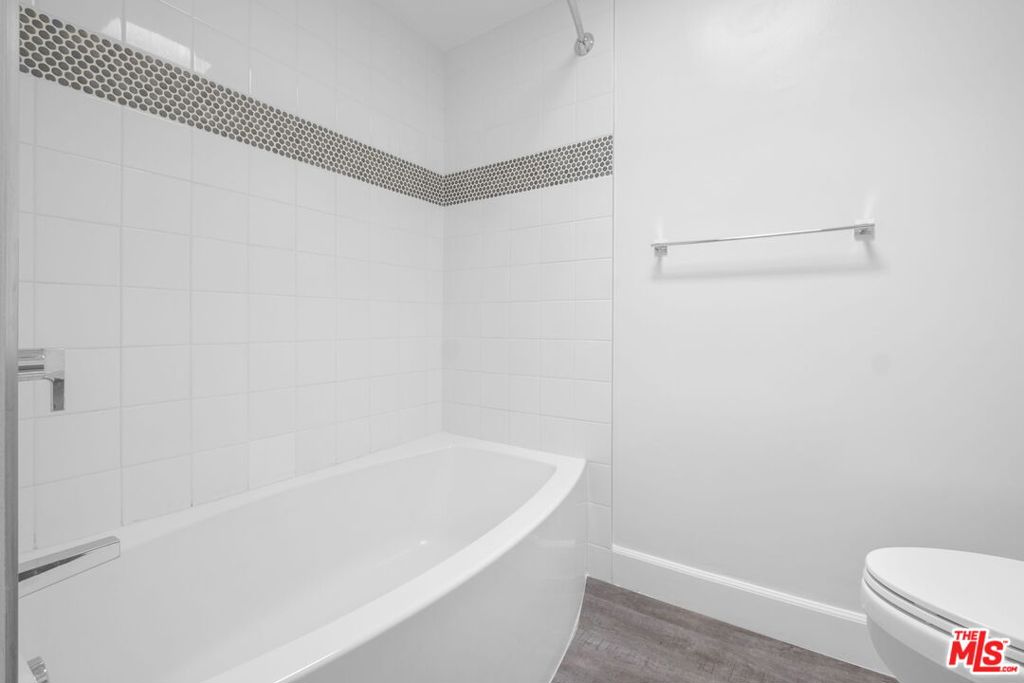 https://media.crmls.org/mediaz/e9d4c5f1-d7e6-43a1-a86c-c4e7d95e3ea8.jpg?preset=X-Large