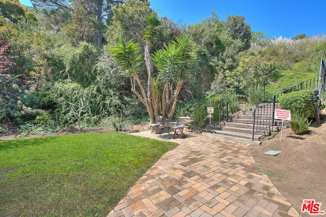 6752 Hillpark Drive, Los Angeles CA: https://media.crmls.org/mediaz/e9d5c104-2abc-46d1-bd53-582212603b04.jpg
