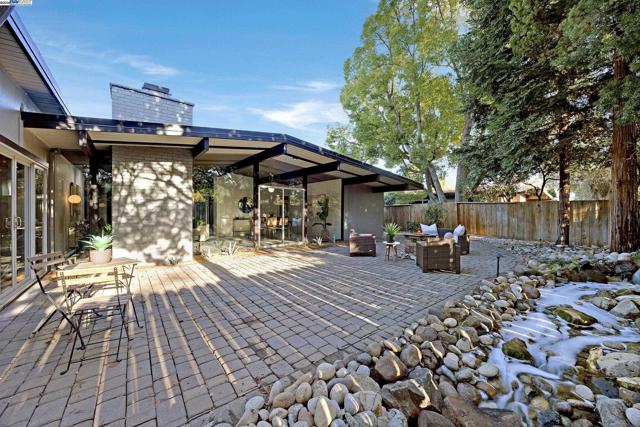 4004 Salem St, Concord CA: https://media.crmls.org/mediaz/e9d63745-a8d4-442c-9d42-6b5acf08fede.jpg