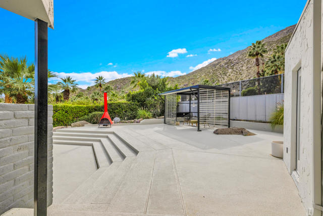 345 W Crestview Drive, Palm Springs, CA 92264