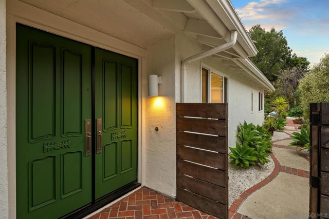 1736 Hill Top Lane, Encinitas CA: https://media.crmls.org/mediaz/e9d657c7-1ed0-4f1c-8306-22fab1d010ea.jpg