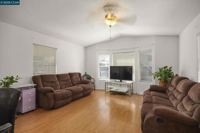 55 Pacifica Ave, Bay Point CA: https://media.crmls.org/mediaz/e9d68ac6-415e-4991-99fe-38e0e7491cb9.jpg
