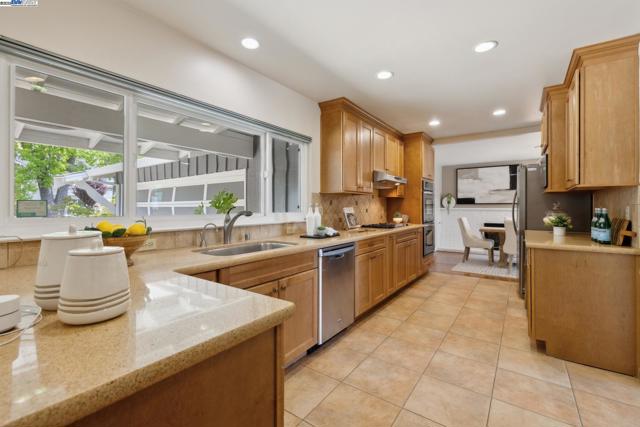 30113 Treeview St, Hayward CA: https://media.crmls.org/mediaz/e9d6dc44-68a8-4cb2-bc00-e3b8993dff4b.jpg