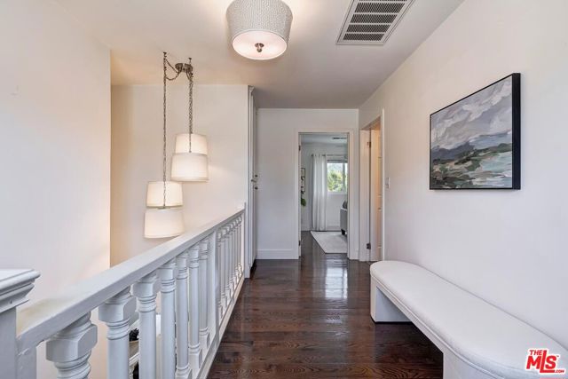 4417 Campbell Drive, Los Angeles CA: https://media.crmls.org/mediaz/e9d9089a-5964-4dc2-8adb-d4a921c38fe3.jpg