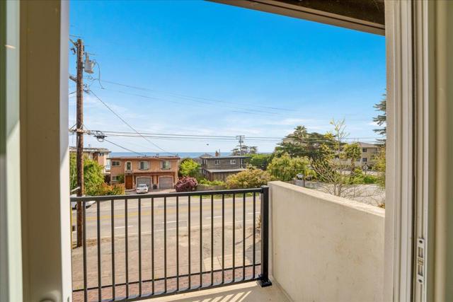22011 E Cliff Drive, Santa Cruz CA: https://media.crmls.org/mediaz/e9d96282-bf55-4e20-b148-3267ca4ce504.jpg
