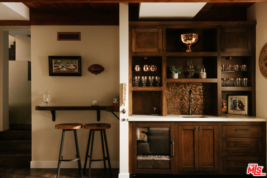 https://media.crmls.org/mediaz/e9d9bc17-90e7-491d-920c-63b53c2f8022.jpg?preset=X-Large