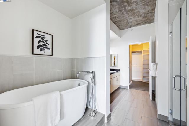 311 2nd St, Oakland CA: https://media.crmls.org/mediaz/e9da9661-380c-406e-910c-af49f4d66035.jpg